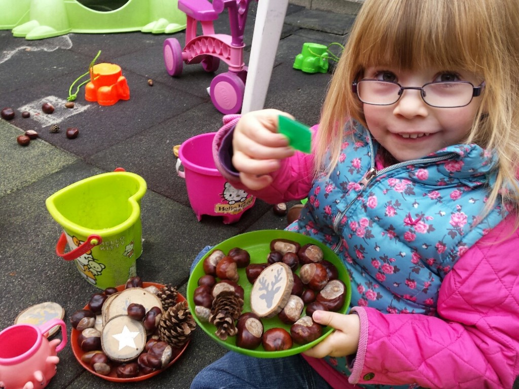 creatief met kastanjes en beukennootjes Herfsttafel maken met peuters - Een gezellige en leerzame activiteit