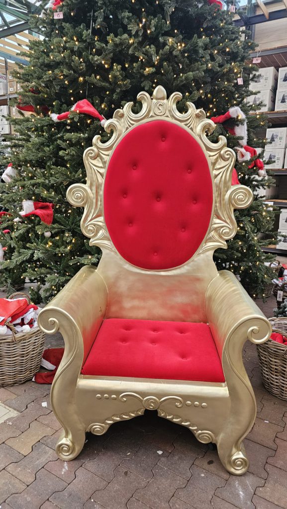rode stoel bij kerstboom