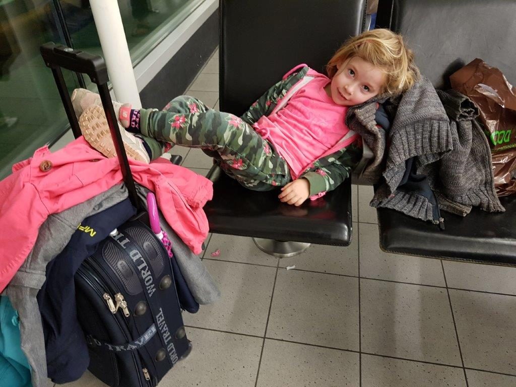 Op het vliegveld, meisje met koffer