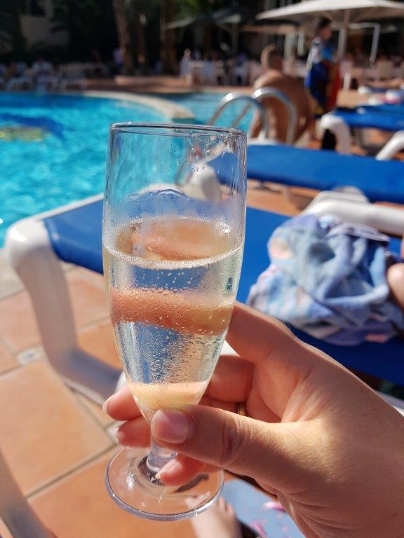 champagne bij het zwembad