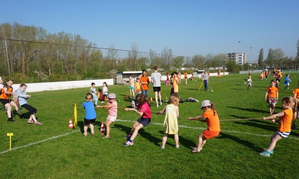 activiteiten voor kinderen tijdens de Koningsspelen. Spelletjesparcours, dansen, oud Hollandse spelen, knutselen, speurtocht, jongleren