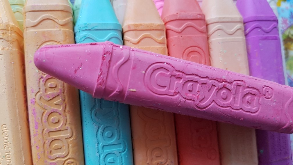 Crayola stoepkrijt is vernieuwd! Zelfs in Neon en met glitter. ideeën en spelletjes met stoepkrijt Buitenspelen leuk maken! 