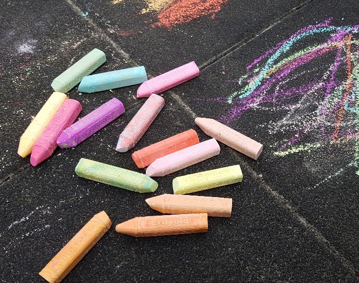 Crayola stoepkrijt is vernieuwd! Zelfs in Neon en met glitter. ideeën en spelletjes met stoepkrijt Buitenspelen leuk maken! 