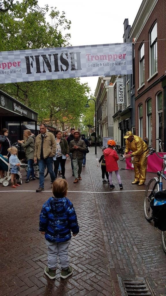 Hoe bereid je je kind voor op een golden tenloop Delft 1 km! Delicia ervaren hardloper, geeft tips hoe zij het aanpakte bij haar peuter.
