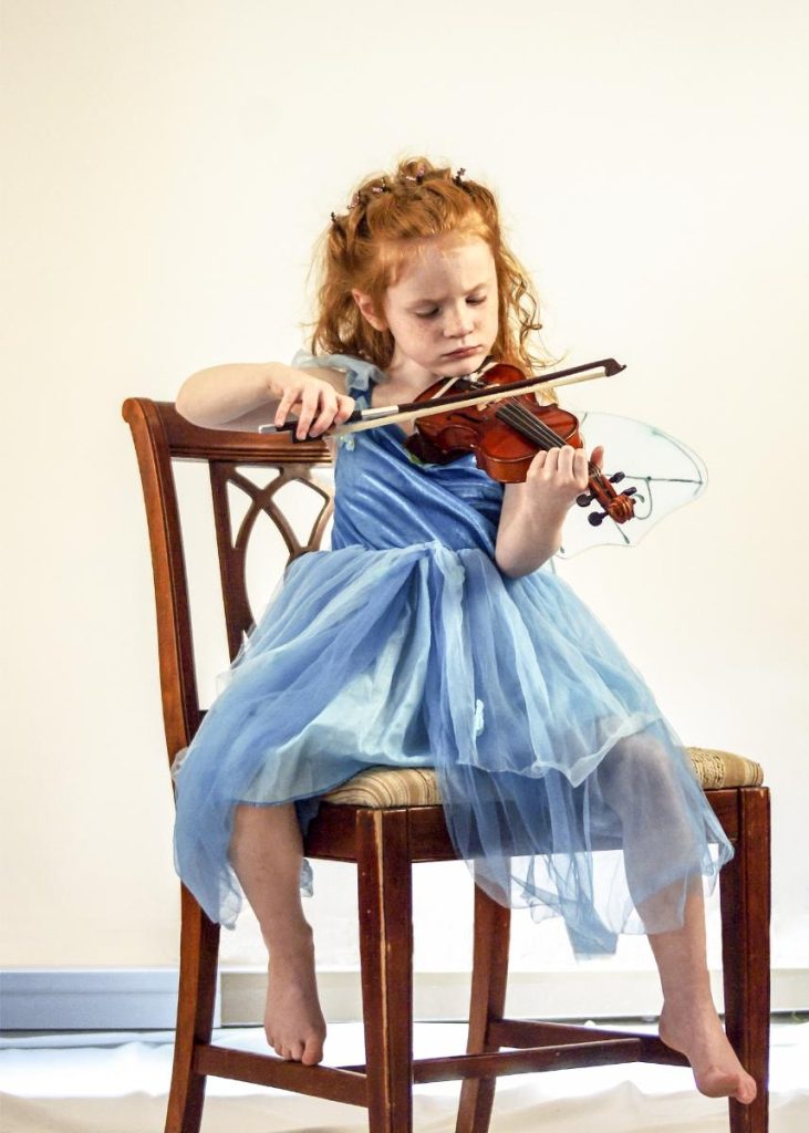 kind speelt viool