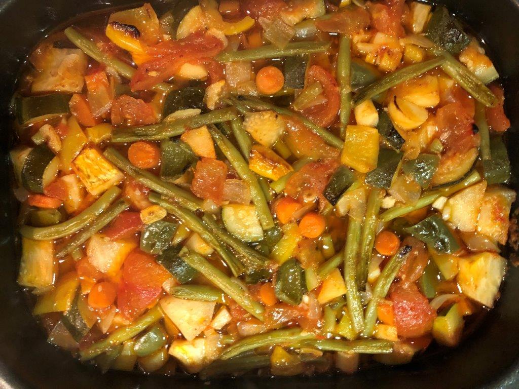 Ratatouille Ottolenghi een heerlijk vegetarisch recept met veel groenten, paprika, pompoen, pastinaak, tomaat en kruiden. Lekker met rijst