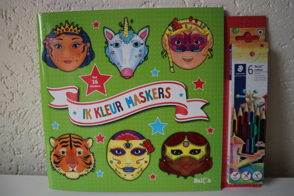 Ik kleur maskers een boek met 16 maskers om zelf in te kleuren