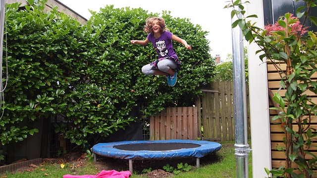 trampoline springen
Spelletjes buiten - voor kinderen en volwassenen. Van buitenspeelgoed, spelletjes in de winter of zomer of een thema kinderfeestje.