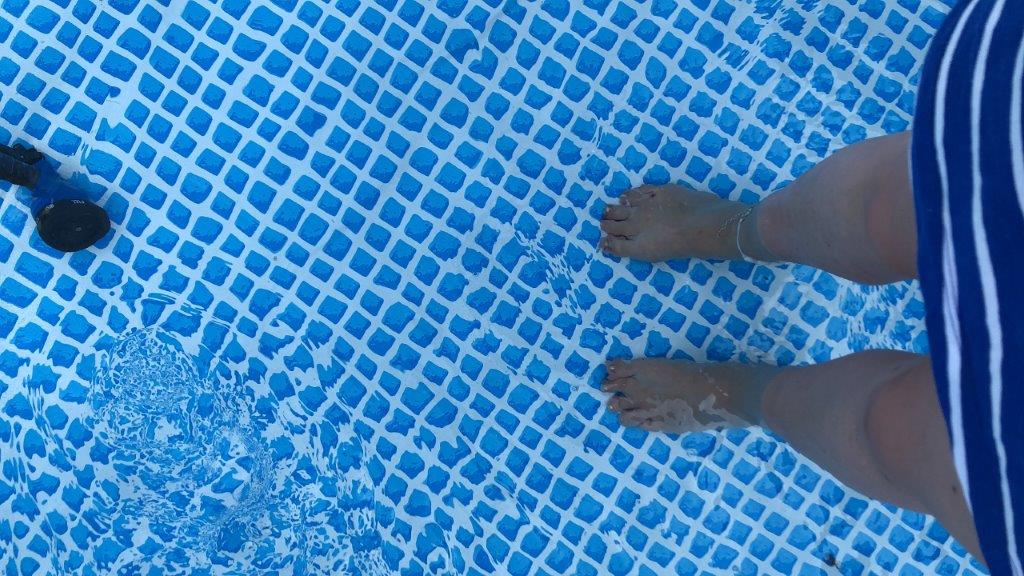pootje baden tijdens zwemseizoen zwembad verkoelende plons in de tuin