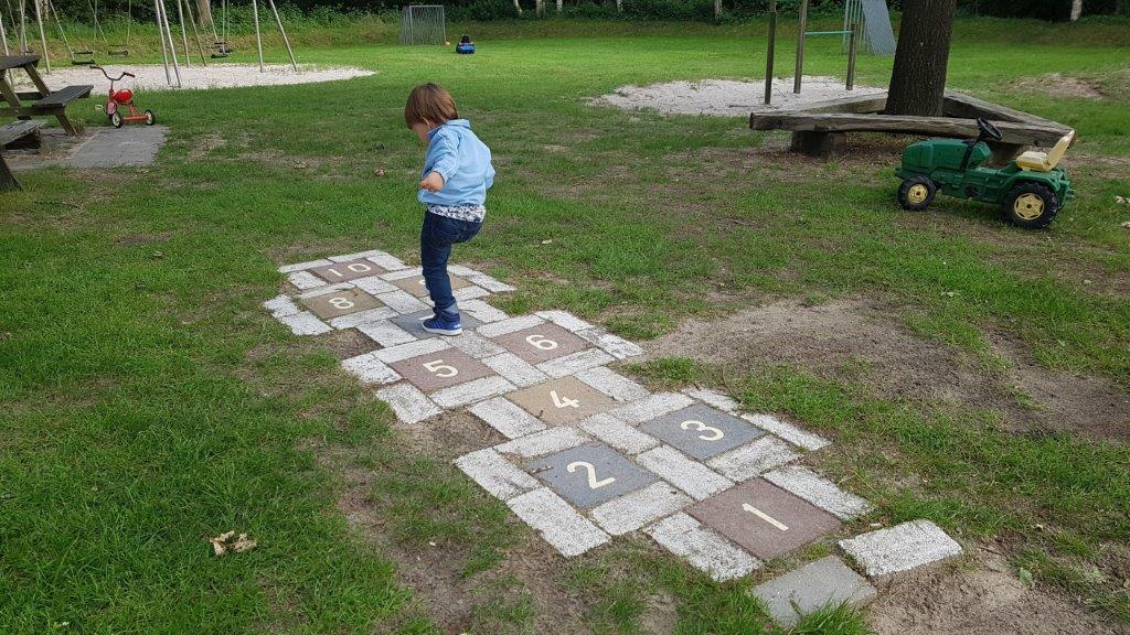 Hoe zorg je dat kinderen graag buiten spelen? Waarom is buiten spelen belangrijk voor de mentale en lichamelijke gezondheid? Blog met uitleg hinkelbaan