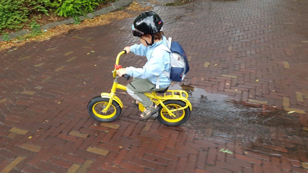 veilig fietsen met kind, vanaf welke leeftijd alleen naar school fietsen? In groep 7 halen kinderen hun fietsdiploma veilig in het verkeer! 
