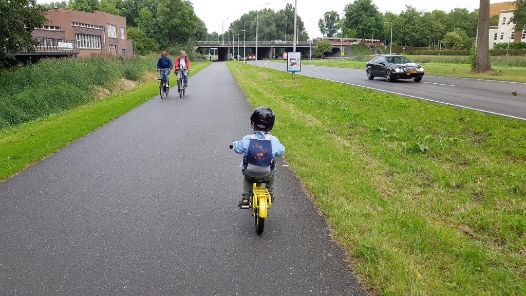 veilig fietsen met kind, vanaf welke leeftijd alleen naar school fietsen? In groep 7 halen kinderen hun fietsdiploma veilig in het verkeer! 