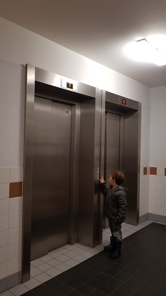 kind bij lift