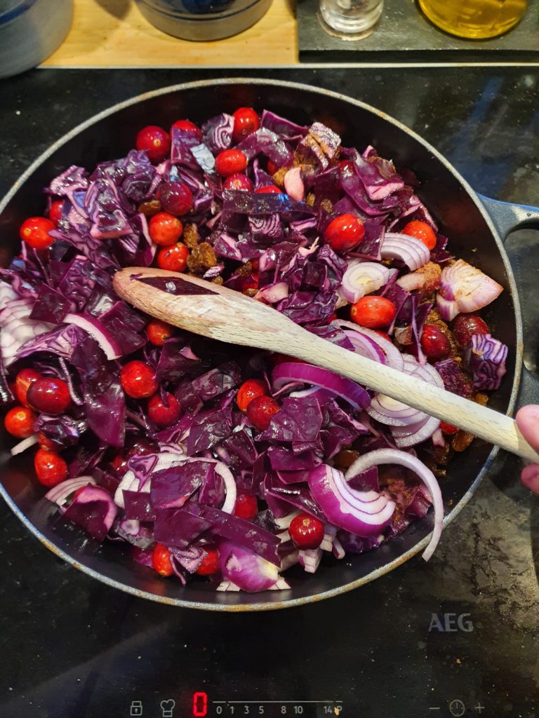 Dit recept voor feestelijke rode kool met cranberries is een gemakkelijk uitvoerbaar heerlijk gerecht voor het hele gezin.