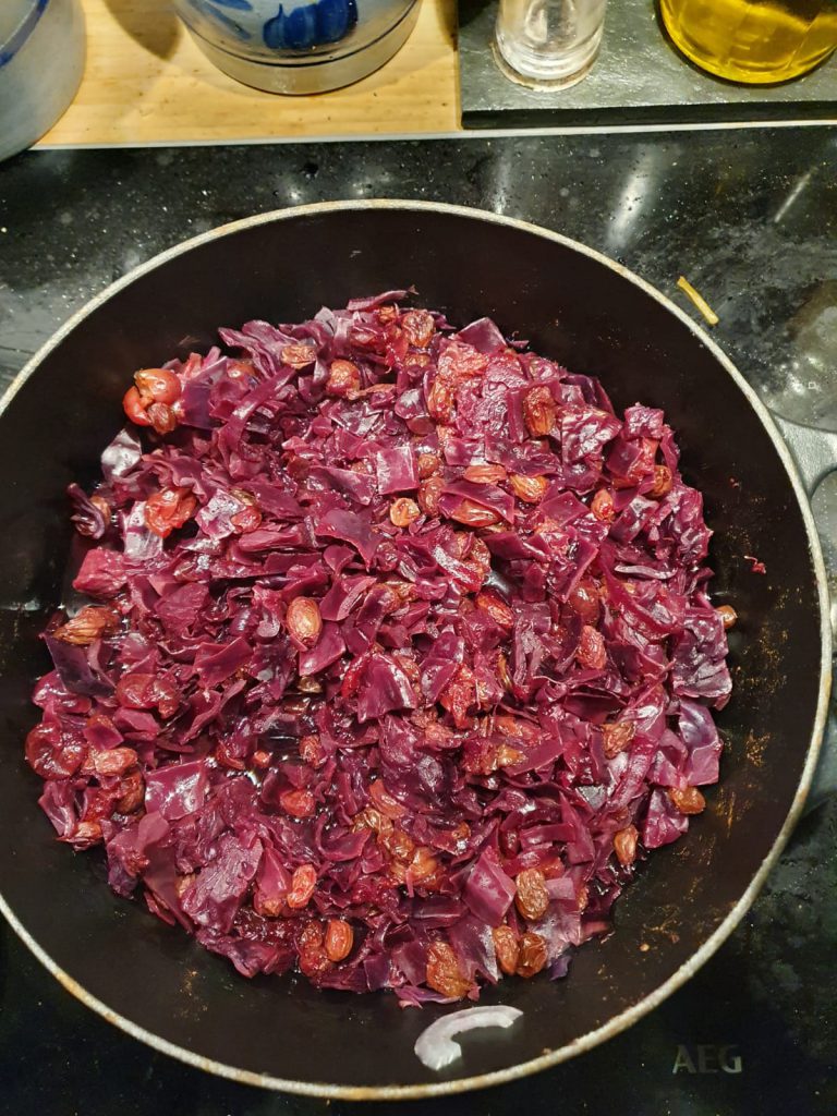 Dit recept voor feestelijke rode kool met cranberries is een gemakkelijk uitvoerbaar heerlijk gerecht voor het hele gezin.