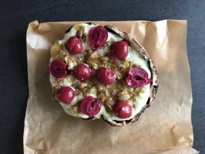 Portabello met geitenkaascrème en kersen