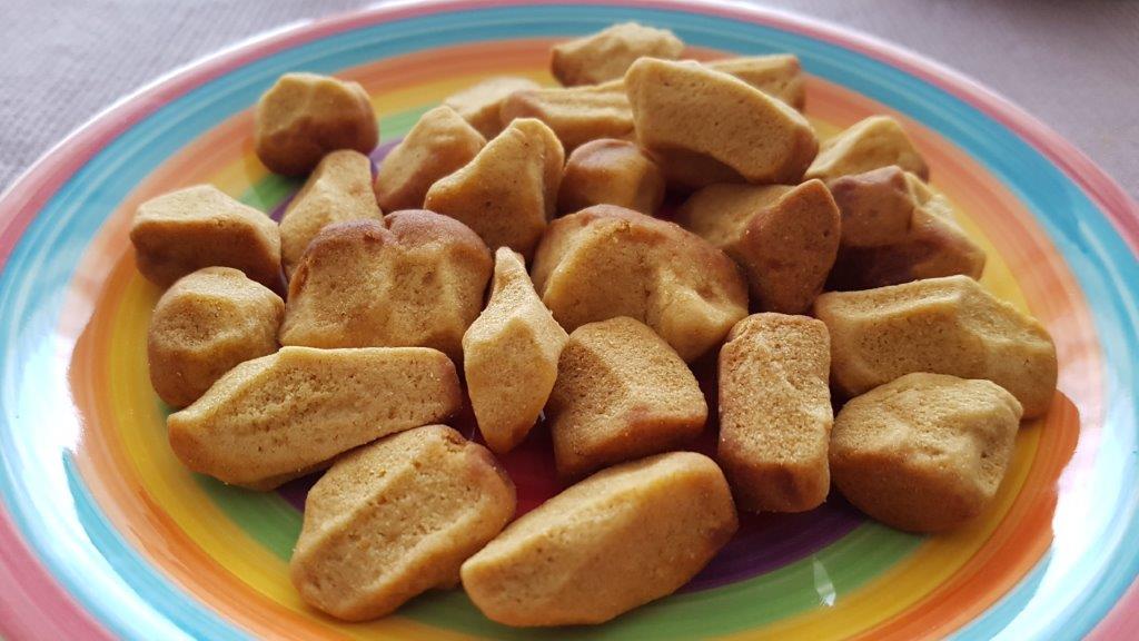 Pepernoten zijn zachte taai taai-poppetjes-achtige stukjes, kruidnoten lijken op speculaas. Proef het verschil tussen pepernoten en kruidnoten
