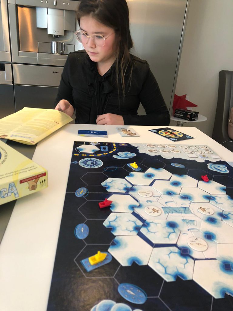 Onze dochter is begaan met natuur en milieu dus trok Antarctica een coöperatief strategiespel van Sunny Games, onze aandacht.