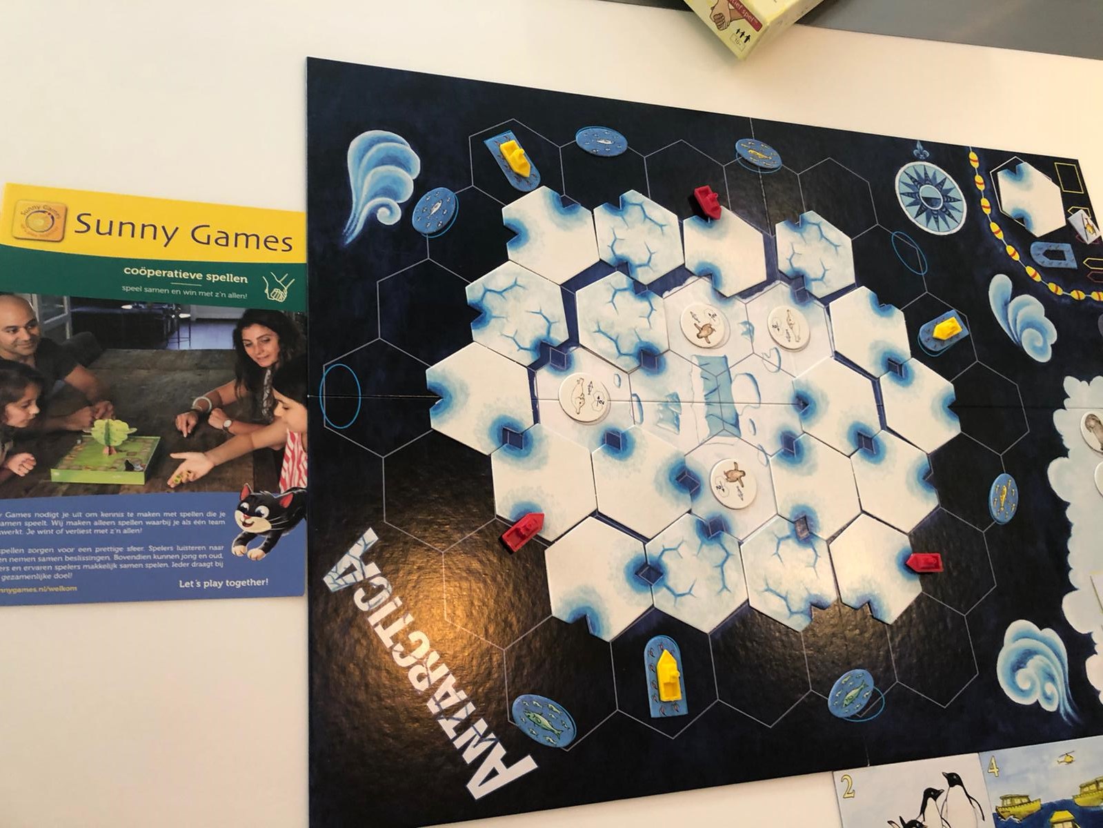 The Night Cage De Smirk And Dagger, Un Juego De Estrategia | Meses sin