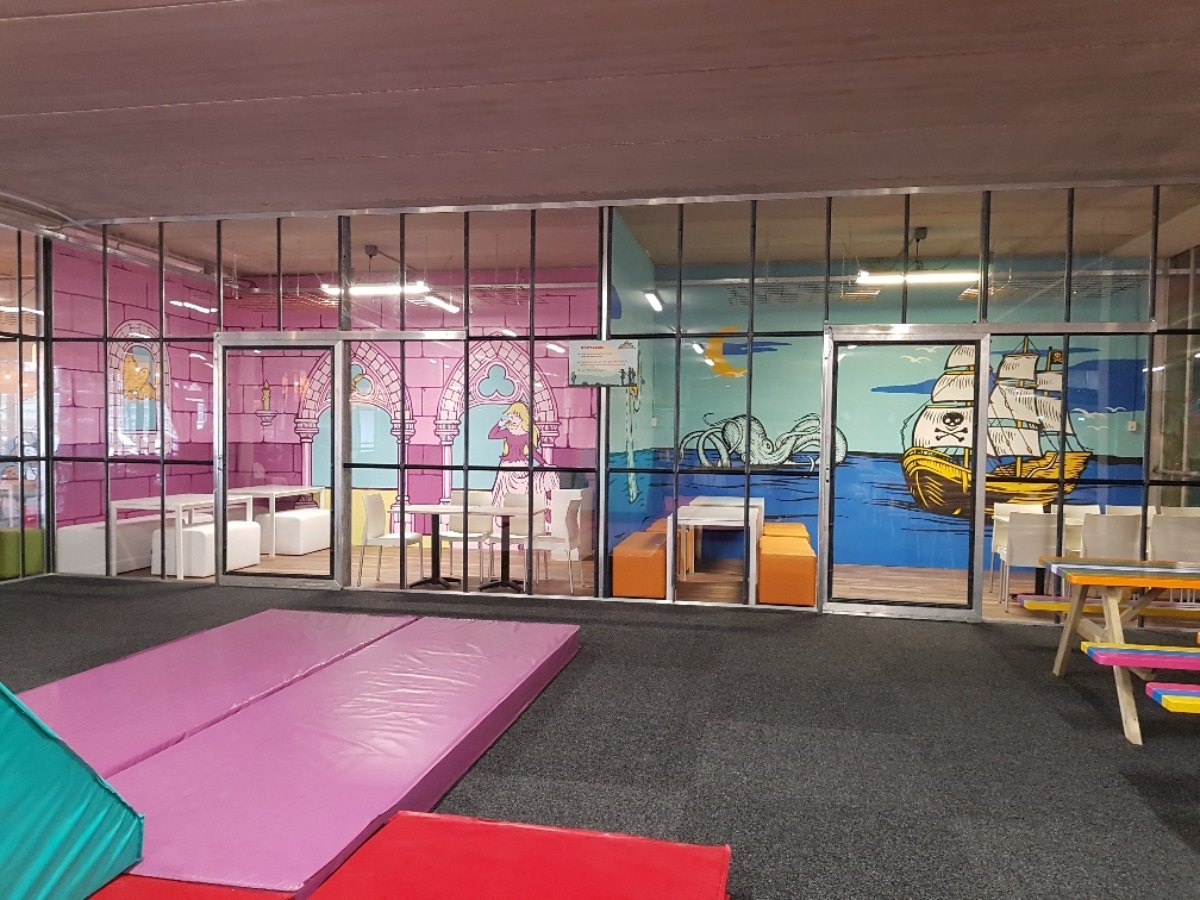 Bij Monkeytown Delft spelen de kinderen in het wilde westen, kijken ze een film in de 5d bioscoop, lasergamen en nog veel meer!