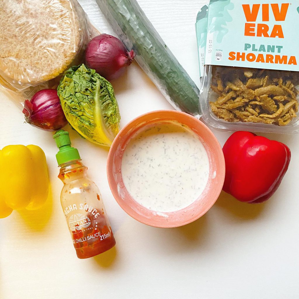 Een heerlijk gezonde Vivera shoarma recept. Snel, lekker, budget en simpel. Het kan allemaal in 1 recept. En een recept voor vegan kapsalon.