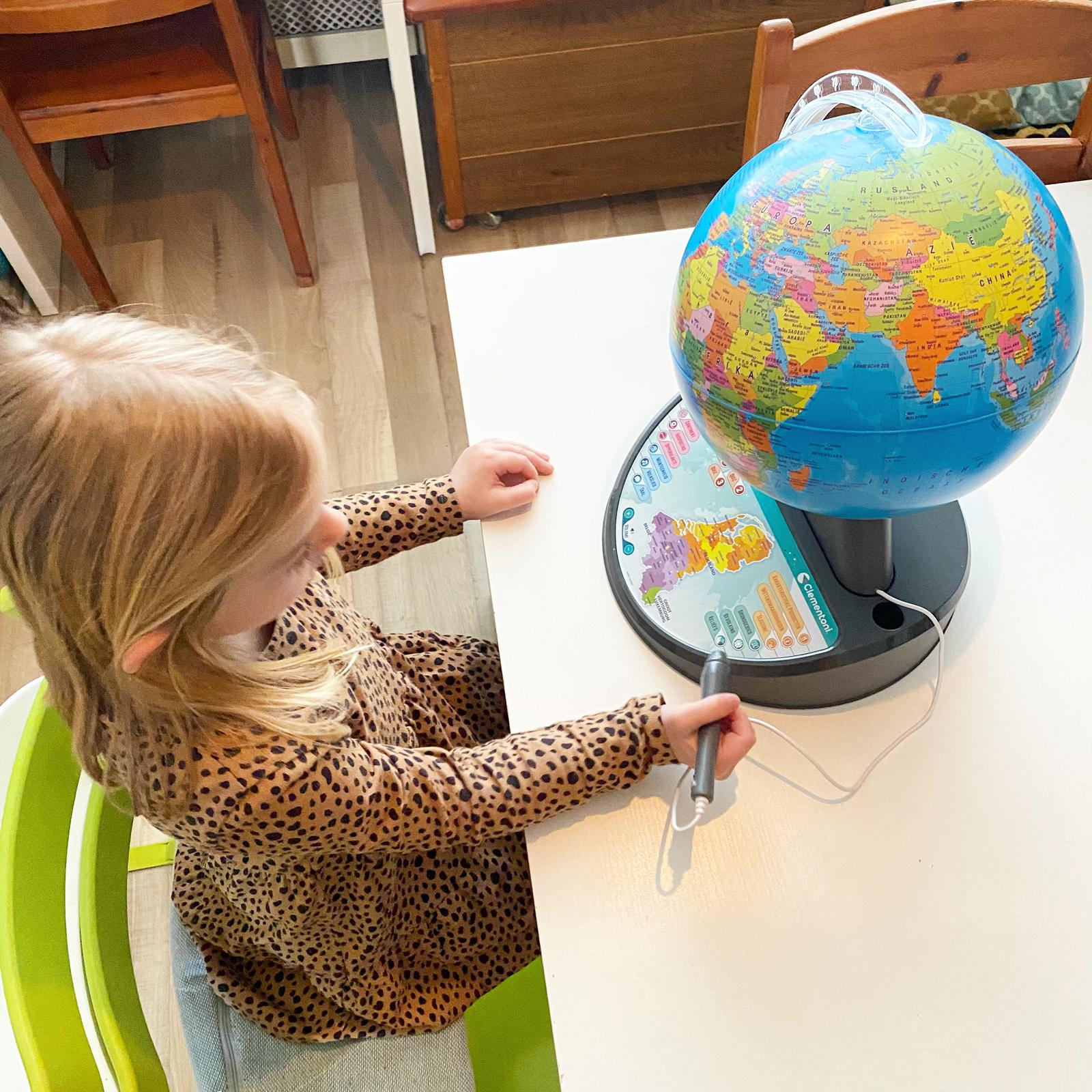 Onderdrukker Tub Lot interactieve wereldbol van Clementoni - De wereld in huis halen