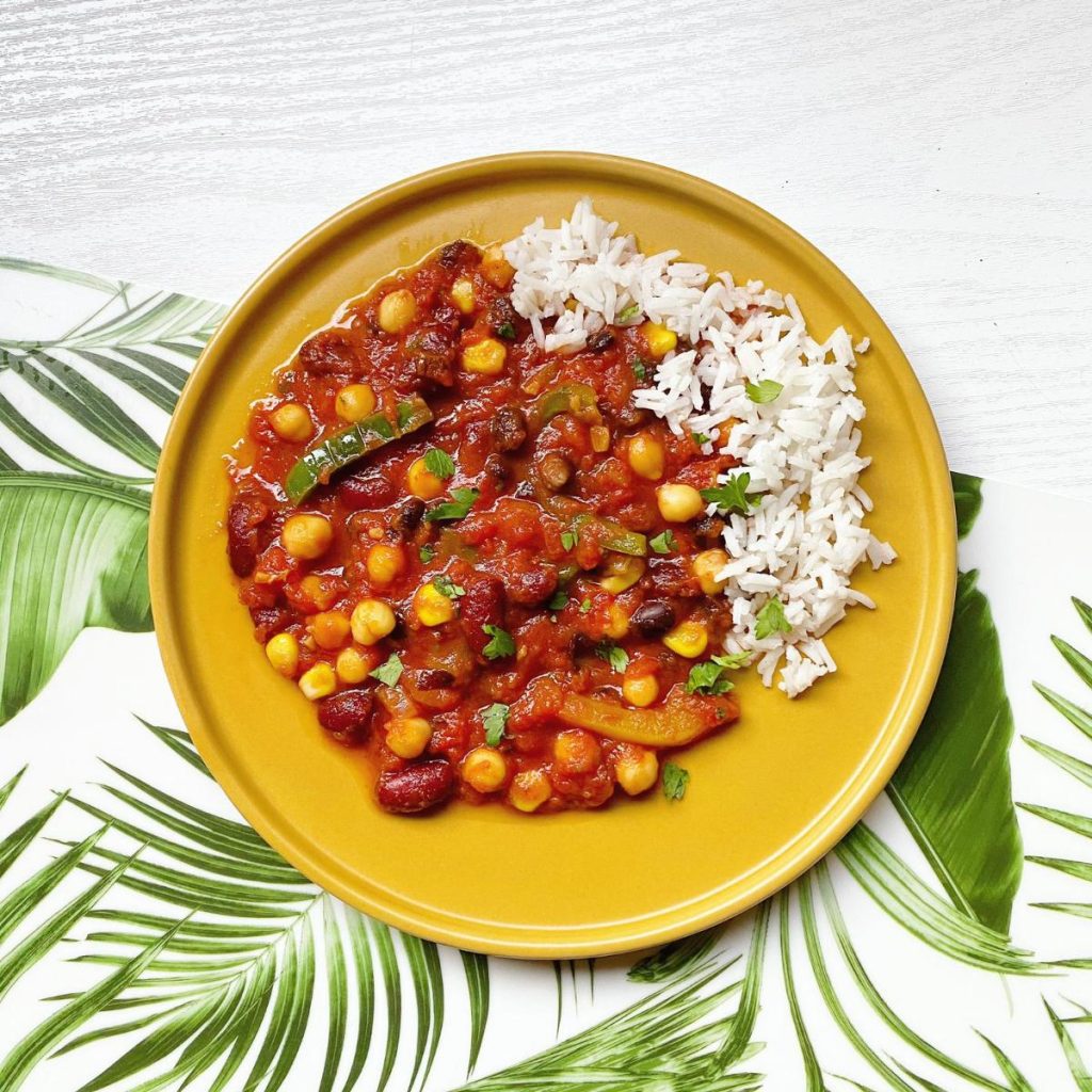 Vegan bonenschotel; simpel, gezond, budget, snel, vegan, veel, en naar jouw eigen smaak! Een handig recept met lekkere extra's.