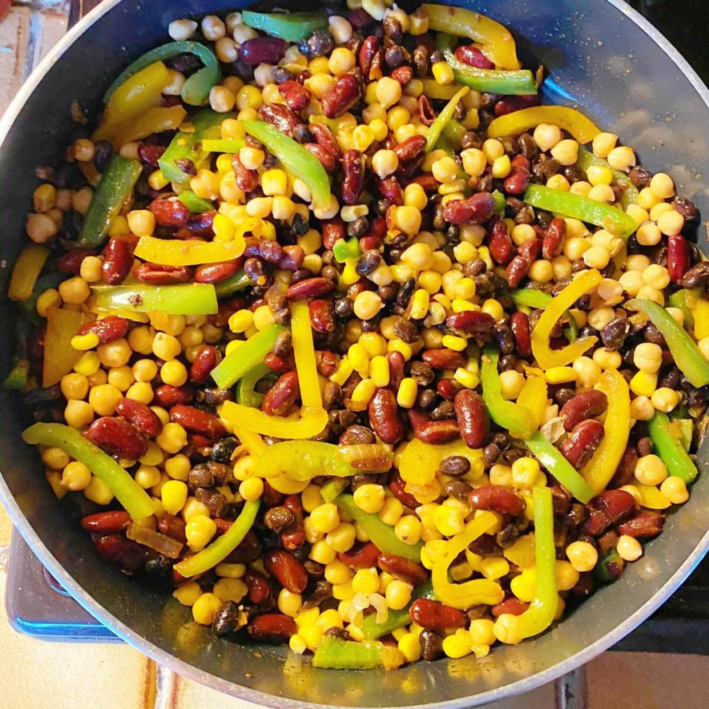 Vegan bonenschotel; simpel, gezond, budget, snel, vegan, veel, en naar jouw eigen smaak! Een handig recept met lekkere extra's.