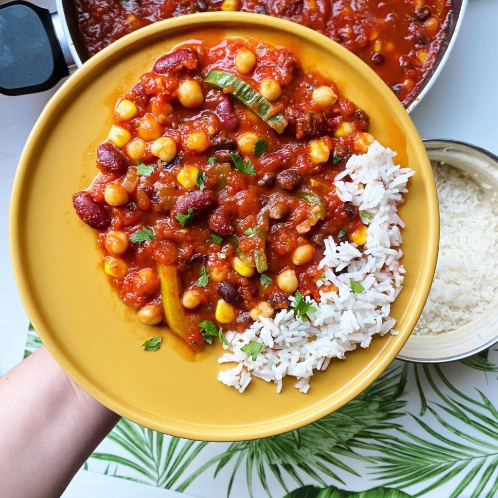 Vegan bonenschotel; simpel, gezond, budget, snel, vegan, veel, en naar jouw eigen smaak! Een handig recept met lekkere extra's.