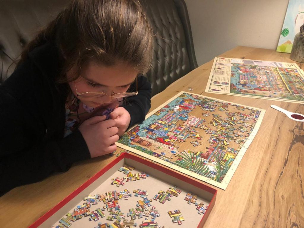 meisje puzzelen