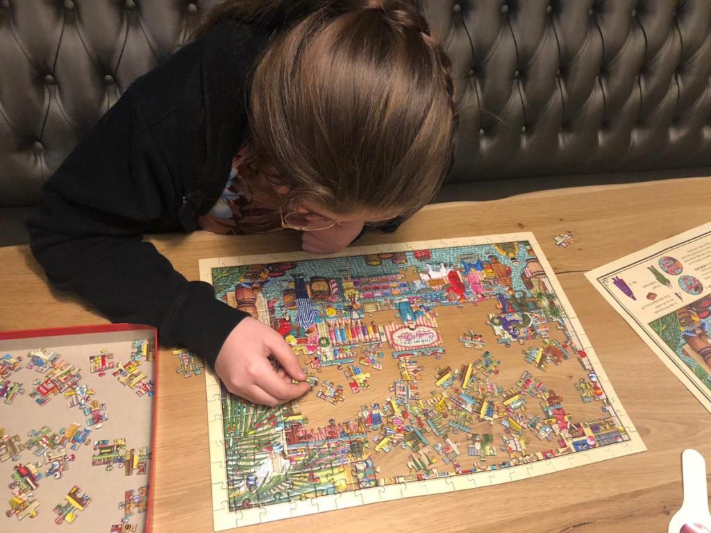 meisje puzzelen