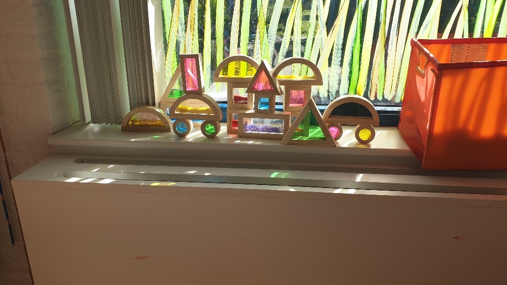 Tickit houten regenboogblokken, spiegelblokken en sensorische blokken. Montessori blokken voor thuis en klas. Regenboog blokken in de zon