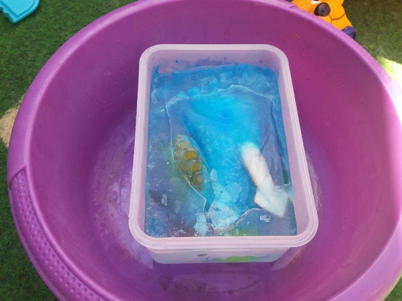 Speelgoed invriezen een wateractiviteit met plastic dieren en gekleurd water. IJs speelgoed om bij af te koelen in de warme zomer! 