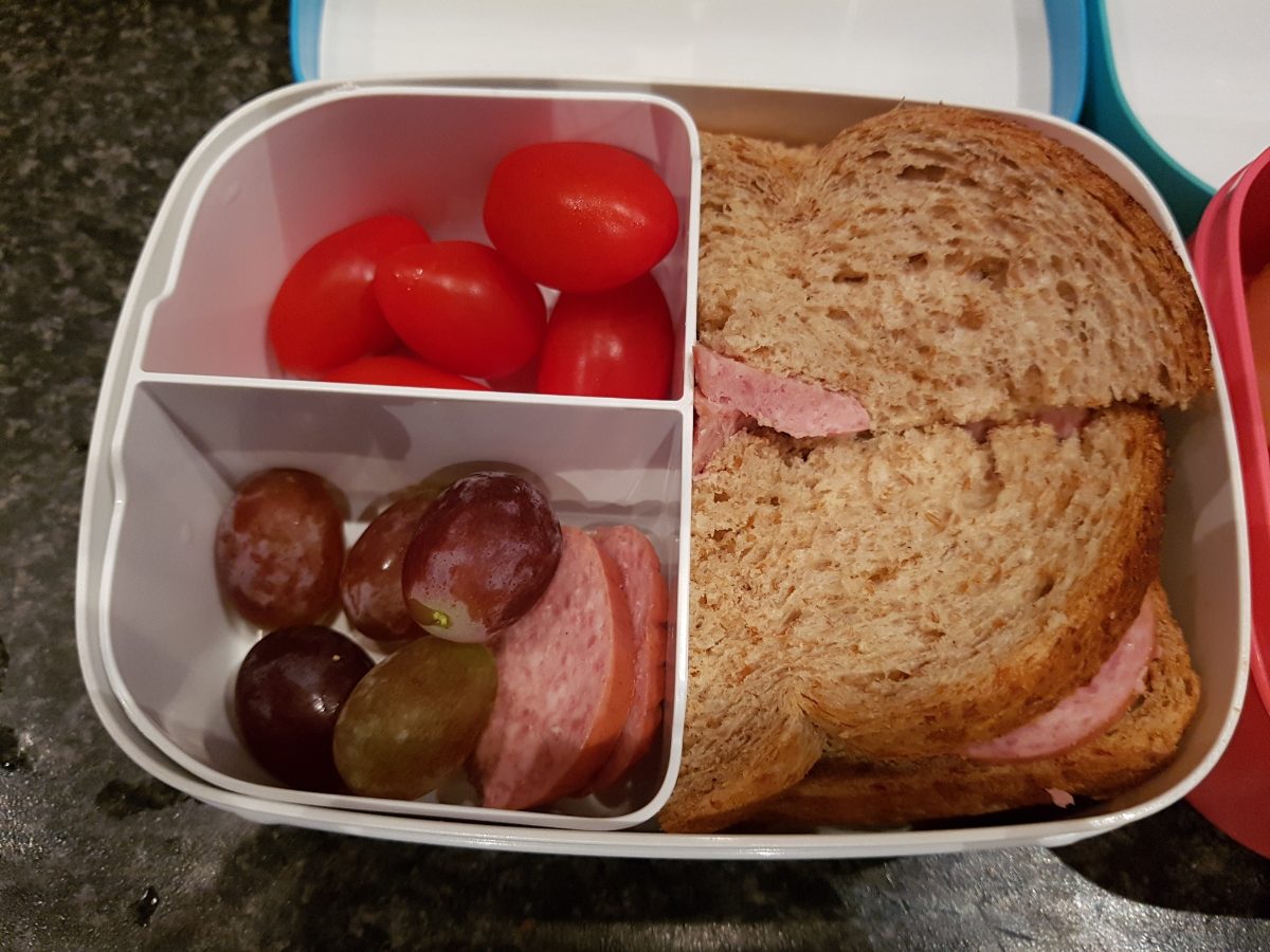 bruin brood met tomaten en druiven