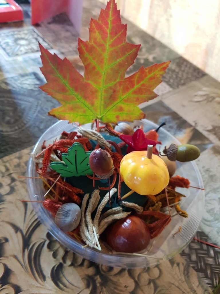 Wil jij een herfststukje maken met je kind kind. Verzamel zelf schatten uit de natuur en ga lekker herfst stukjes knutselen met kinderen
