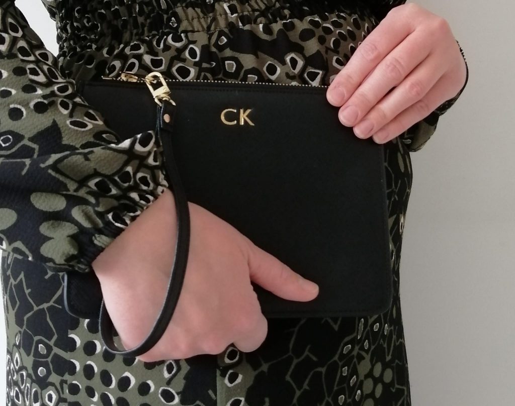 De clutch initialen van KAYA sieraden een musthave voor jou! Geef jezelf ook een handtas met initialen cadeau! Moederdag of verjaardag