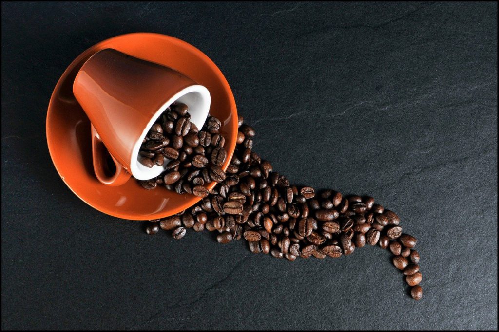 kopje koffie met koffiebonen pixabay