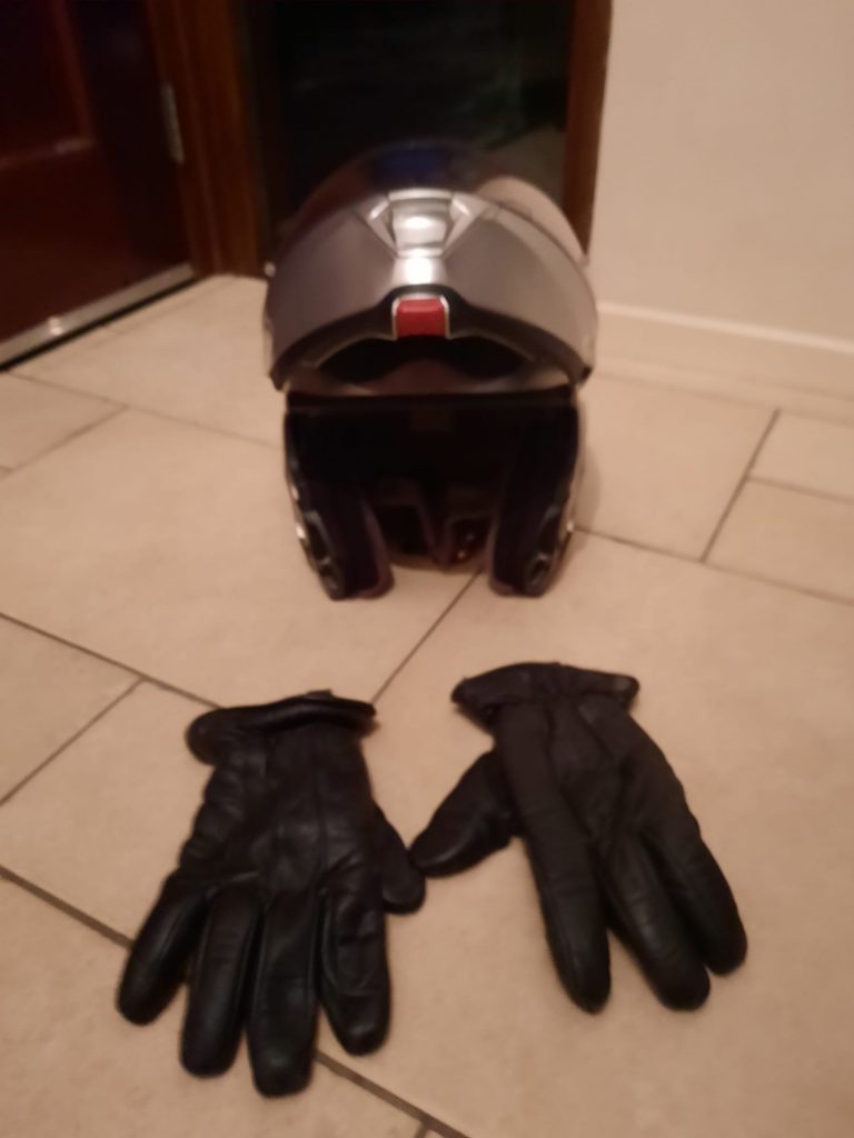 motorhelm en handschoenen