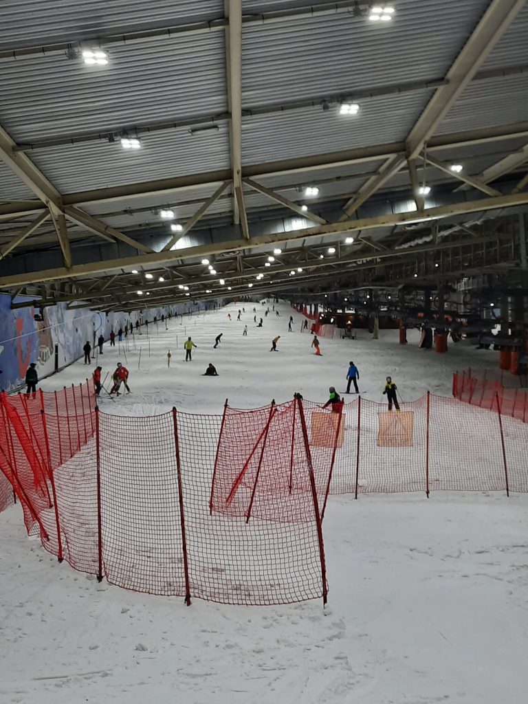 Skien in Nederland is een leuk alternatief voor de wintersport. Skihal Nederland voor indoor skien een skivakantie in eigen land. 