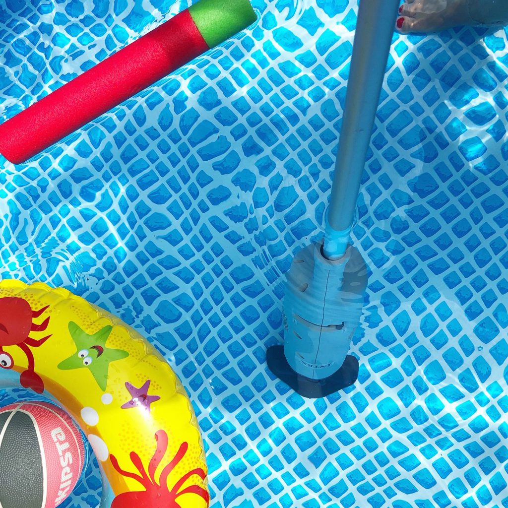 Zwembad stofzuiger. Recensie Intex stofzuiger. Je zwembad onderhouden zodat het water langer goed blijft. Zwemplezier in de tuin