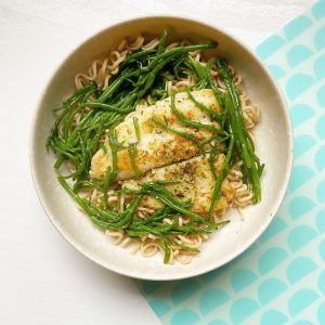 Vis met noodles en zeekraal