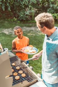 BBQ met kinderen pexels-rodnae-productions