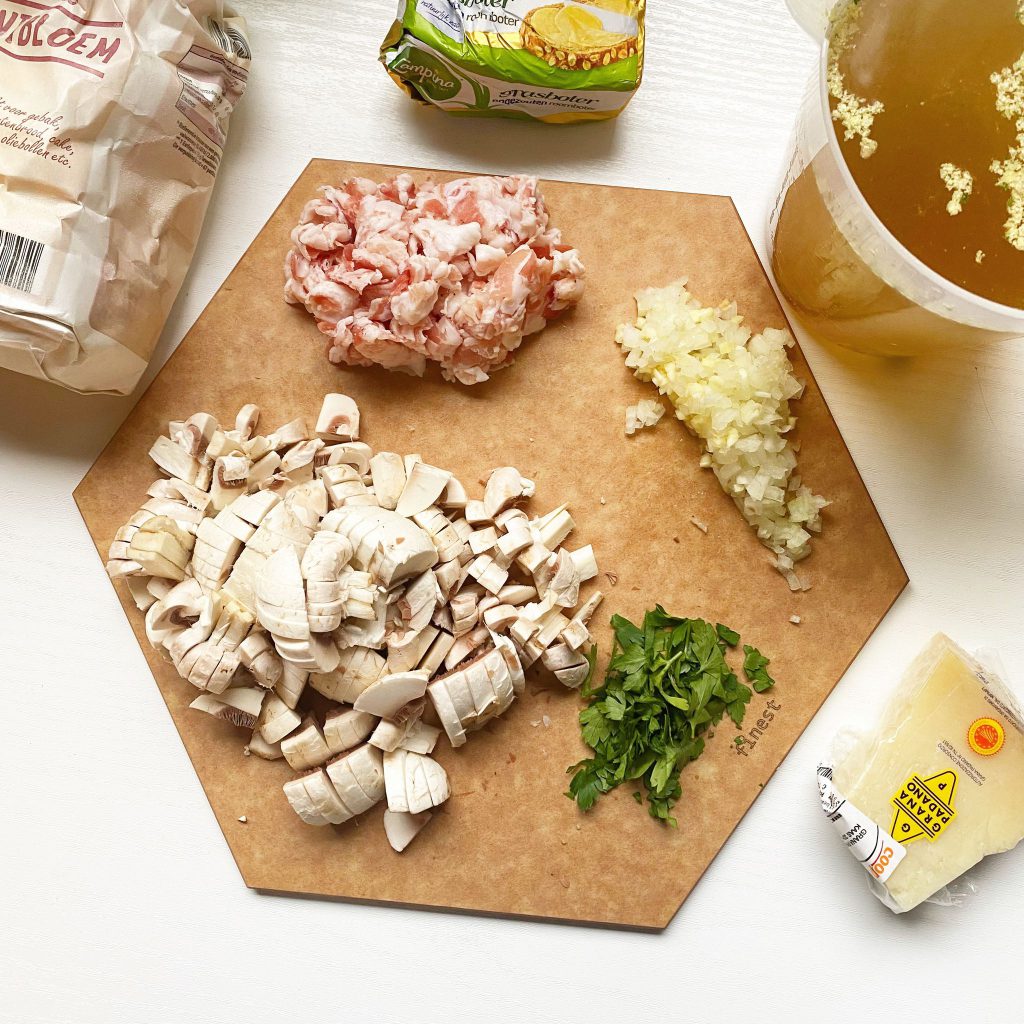 Champignon ragout recept, pancetta, ui, knoflook en parmezaanse kaas. Een heel simpel recept en ook voor de roux voor de ragout