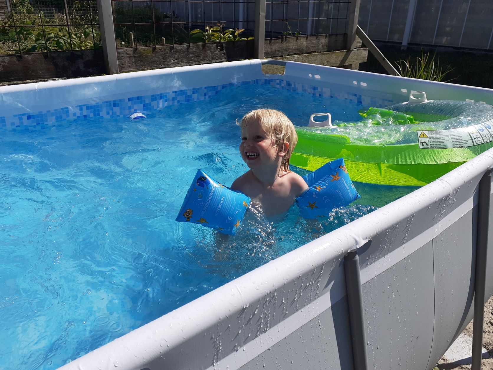 ontprikkelen na schooltijd vakantie in eigen tuin zwembad