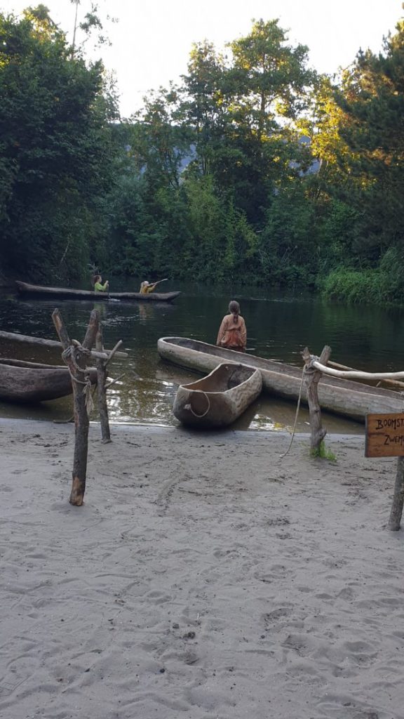 Overnachten bij het Archeon kan via een expeditie Archeon of je blijft slapen in de middeleeuwen voor een mini vakantie met vermaak kano varen prehistorie