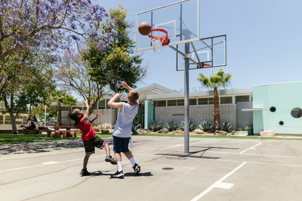 gezonde gewoontes aanleren kinderen Nationale Sportweek kinderen spelen basketbal