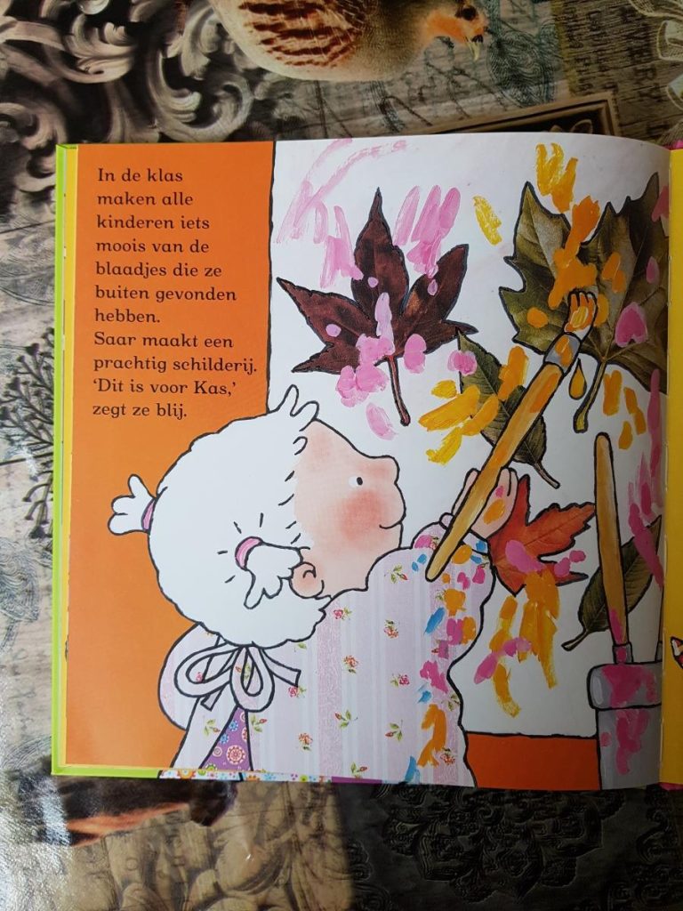 saar in de klas verven van herfst blaadjes