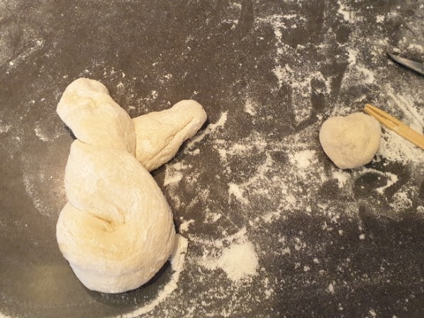Paashaasbroodjes bakken is een gezellige bakactiviteit om samen met kinderen te doen ronde de paasdagen. Paashaas bakken met Pasen
