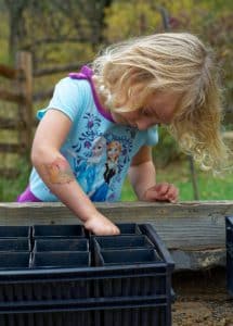 Moestuinieren met kinderen Makkelijke moestuin en hoe hou je ongedierte weg. Wat zijn makkelijke groenten en hoe bemest je je tuin?