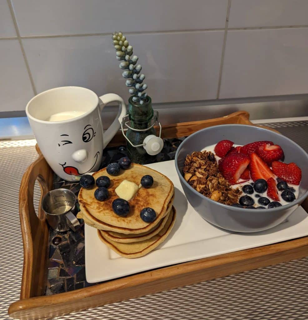 Ideeën en recepten voor een origineel en gezond Moederdag ontbijt. Amerikaanse pannenkoekjes en granola recepten voor je moeder